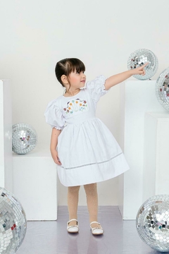Vestido infantil bordado com laço de cabelo branco ano novo