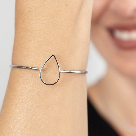 Bracelete com Detalhe em Formato de Gota em Aço Inox BRC33