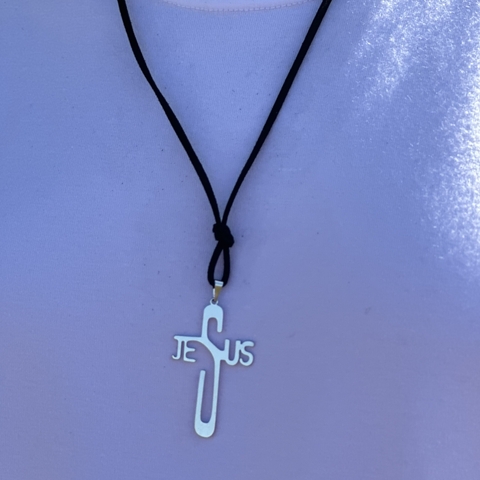 Cordão Camurça Masculino com Pingente de Cruz Jesus CRM59
