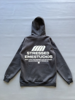 Buzo OVERSIZE eme GRUIS en internet