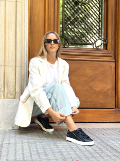 SARAH BLACK (NEW IN) en internet