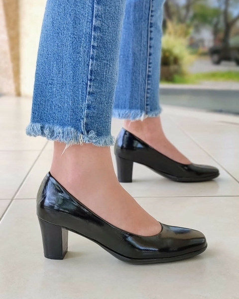 Zapatos OLIVIA, Negro Charol, Forrado en Cuero y Plantilla Anatómica de latex, Linea 24hs. Comodidad. (316) - comprar online