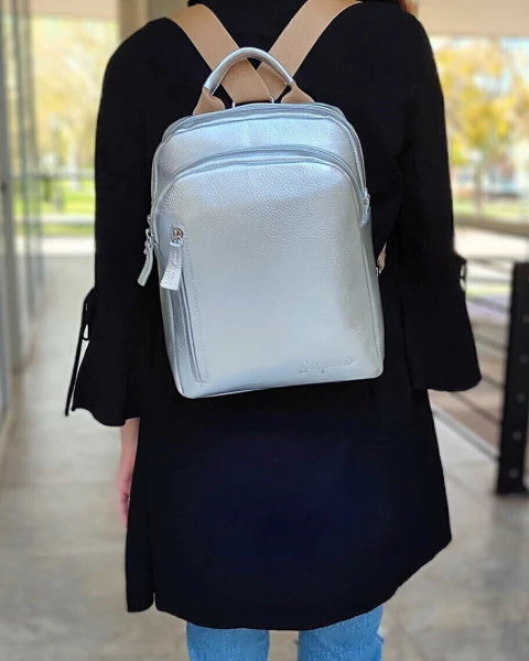 Mochila / Bandolera Jazmín de cuero color Plata
