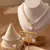Conjunto de SemiJoias com Pérola e Pingente em Forma de Coração, Colar, Brincos e Pulseira Elegância e Sofisticação Branco na internet