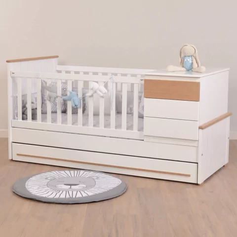 Cuna funcional de mdf laqueado blanco con detalles en madera. Correderas metálicas.