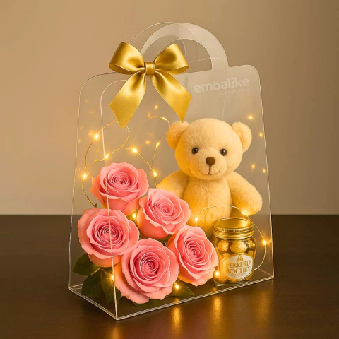 Sacola Cristal Bag Led Média 18 x 21cm 

Surpreenda quem você ama com elegância e transparência! Descubra a Sacola Cristal Bag, a escolha perfeita para realçar seus presentes e flores. Com um design transparente e sofisticado, essa sacola é ideal para oca
