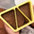 O Cortador de Brownie da Blue Star é uma ferramenta excelente para fazer brownies personalizados com cortes precisos evitando desperdícios e garantindo padronização nas medidas e pesos. O cortador Fatia de Brownie contém 3 cavidades com medidas de 12x8,5 
