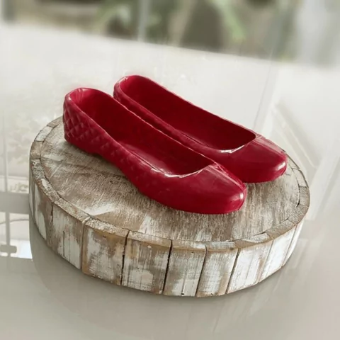 SAPATILHA ABERTA   FORMA ESPECIAL | MÃES / NAMORADOS | CÓD: 10163 Forma especial com silicone (3 partes), ideal para produção de chocolates com muito mais praticidade e precisão. Possui uma “marquinha” indicando a quantidade necessária de chocolate, levan