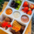 A Bandeja Foundue é uma embalagem ideal para servir em casa para a família, ou vender no delivery de maneira prática e organizada para presentear alguém querido!  O que é Fondue?  O fondue é um prato de origem suíça que se popularizou no Brasil e no mundo