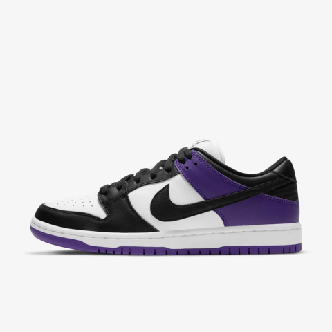 Tênis Nike Dunk SB Court Purple com tons contrastantes de branco e preto e silhueta redesenhada para atender às necessidades do público de skate.