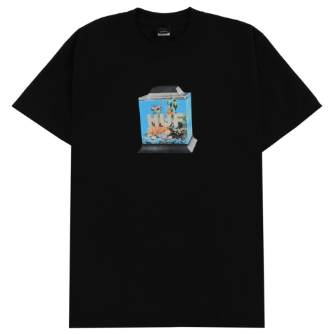 Camiseta preta HUF Fishtankin masculina com estampa de aquário e logo HUF no peito.