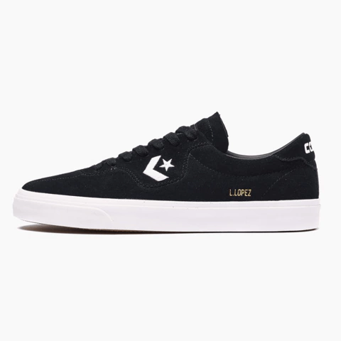 Tênis Converse Louie Lopez Pro OX All Black Black White. Tênis de skate de cano baixo. Cabedal de camurça. Cadarços de algodão para maior durabilidade.