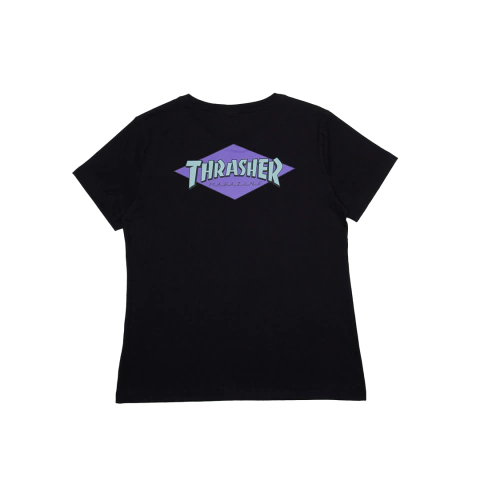 Camiseta manga curta na cor preta feminina da marca de skate Thrasher em collab com a marca de skate Santa Cruz. Confeccionada em 100% algodão, possuí estampa em silk frente e costas com modelagem regular.