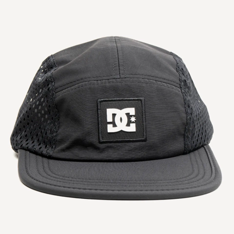 Boné DC Five Mesh preto com logo DC na parte frontal e laterais em tela, acessório moderno para skate ou uso casual.