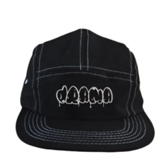 Boné preto Drama 5Panel Logo com logotipo em branco na frente.