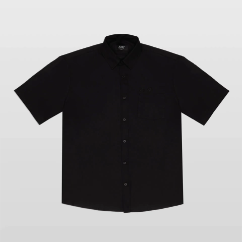 Camisa masculina preta de manga curta Plano C Classic Black, com bolso frontal e fechamento por botões.
