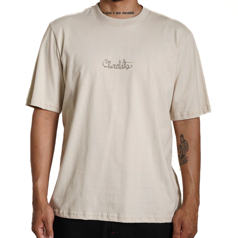 Camiseta Chocolate Script Basic Areia masculina, cor areia, com logo "Chocolate" no peito.
