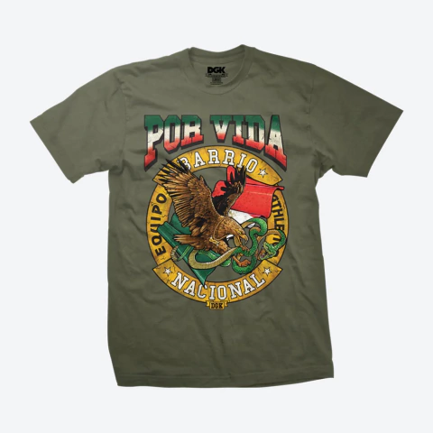 Camiseta DGK Nacional Green masculina na cor verde, com estampa central de águia, serpente e bandeira, além das palavras "Por Vida Barrio Nacional" em destaque.