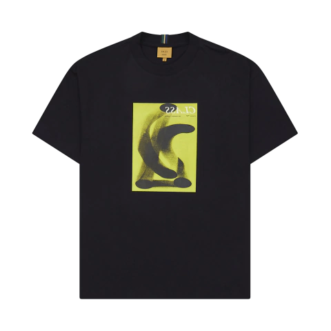 Camiseta masculina preta Class Cls Domus Black #4 com estampa gráfica amarela e preta na parte frontal.