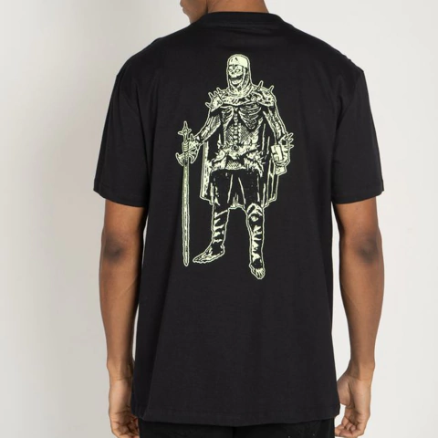 Camiseta preta masculina Element Calls Nature com estampa de guerreiro esqueleto nas costas.