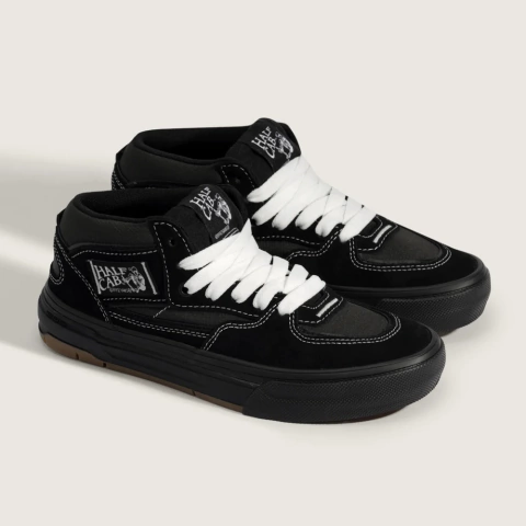 Tênis Vans Skate Half Cab Black Asphalt preto com detalhes em branco, cadarço branco e solado de borracha, visto em fundo neutro.