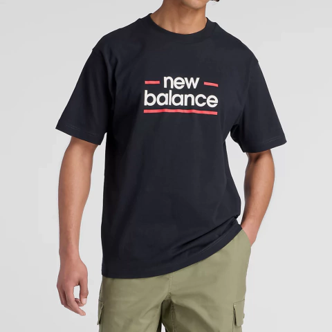 Camiseta New Balance Linear Lines preta masculina com estampa frontal do logo em branco e detalhes em vermelho.