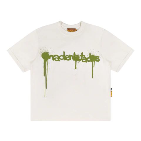 Camiseta masculina Mad Enlatados Escorre Off White com estampa verde no peito em estilo grafite escorrido.