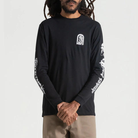 Camiseta Volcom ML Astrong Tower Black. Modelagem regular. Silk frente, mangas e costas. Etiqueta interna. Viés contrastante. Estampa em silk na frente, costas e nas mangas.