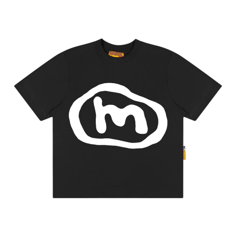 Camiseta preta masculina Mad Mmm com logo em relevo branco no centro