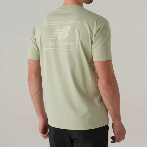 Camiseta masculina New Balance Woven Label verde vista de costas, com logo e nome da marca estampados nas costas.