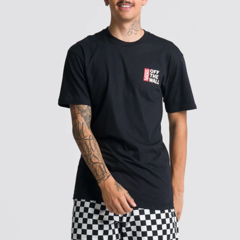 Homem vestindo camiseta Vans OTW Black com estampa Off The Wall