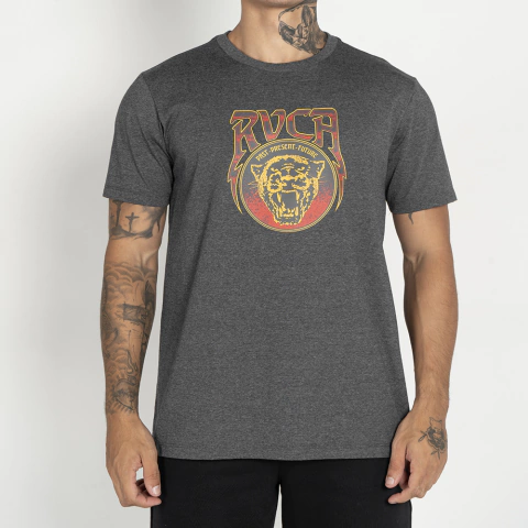 Camiseta masculina RVCA Rawr cinza com estampa de tigre e logo na parte frontal, vestida por modelo tatuado.