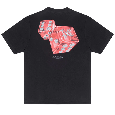 Camiseta preta masculina com estampa de dados vermelhos e texto "No Risk No Story" nas costas.