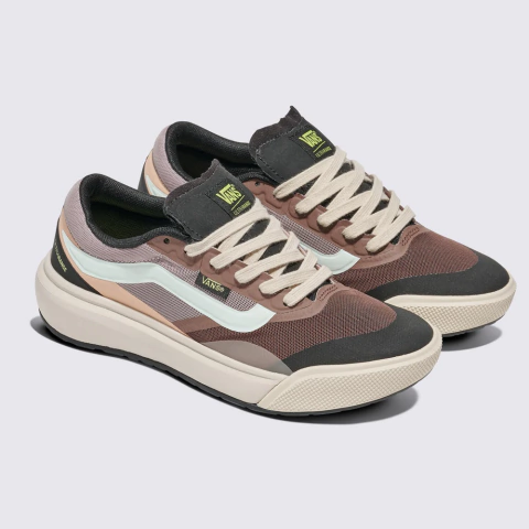 Tênis Vans UltraRange 2.0 nas cores malva, bege e preto, exibindo design moderno com detalhes em branco e solado robusto.