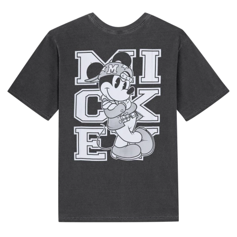 Camiseta preta masculina High Mickey Script com estampa do personagem Mickey Mouse estilizado e letras grandes na parte de trás.