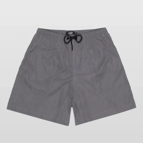 Shorts masculino cinza modelo Plano C, com cordão preto na cintura, ideal para uso casual.