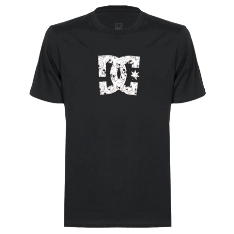 Camiseta preta masculina DC Skully com logo central branco e estampas de caveiras.