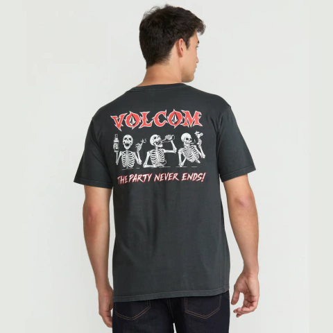 Camiseta Volcom Party Never Black masculina, preta, com estampa de esqueletos e frase "The party never ends!" nas costas.