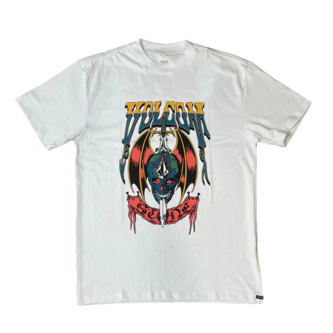 Camiseta branca Volcom Comfort World Weapon com estampa colorida de caveira e espada na parte frontal, voltada para o público masculino.