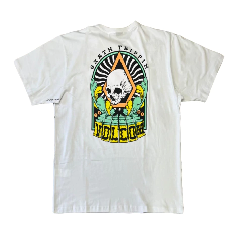Camiseta Volcom Silk Mc Arched branca com estampa nas costas de caveira e elementos gráficos coloridos, modelo masculino.