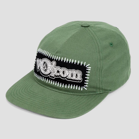 Boné Volcom Ent Green verde, modelo 5 panel, com patch bordado preto e branco na parte frontal.