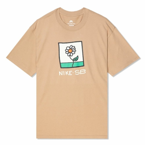 Camiseta Nike SB Daisy Bege. Possui gola careca canelada. Composição: 100% algodão. Maior durabilidade. Manga: Curta. Estampa: Logo em silk emborrachado na parte da frente.