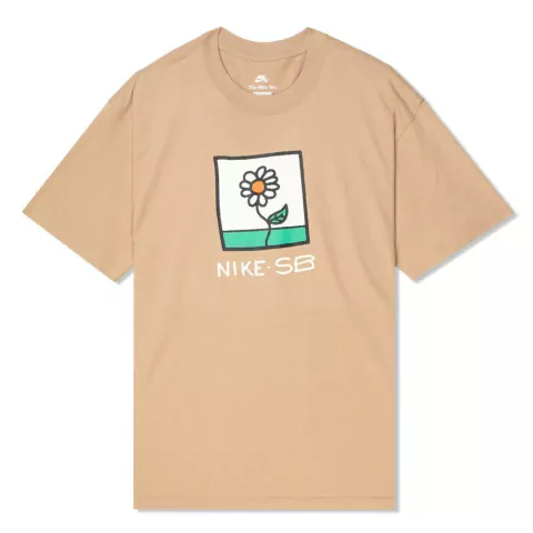 Camiseta Nike SB Daisy Bege. Possui gola careca canelada. Composição: 100% algodão. Maior durabilidade. Manga: Curta. Estampa: Logo em silk emborrachado na parte da frente.