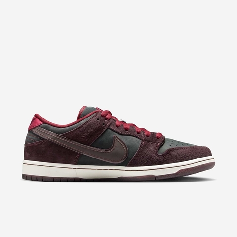 Tênis Nike SB Dunk Low Pro x Riot Skateshop em tons de vermelho e preto.