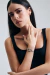 Mujer usando un reloj Square Mini Harlem Full Silver en la muñeca