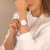 Reloj dorado Madison de 40 mm para mujer en la muñeca