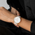 Reloj blanco para mujer Queens con detalles en oro rosa y correa de piel.