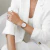 Mulher usando um relógio feminino Nolita Rosé Gold 40mm no pulso
