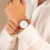 Hombre ajustando reloj masculino marrón con correa de cuero Bronx Silver de 40mm en su muñeca.