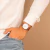 Reloj masculino con correa de cuero marrón Bronx Silver de 40mm en la muñeca de un hombre con camisa blanca y jeans.